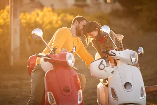 Casal em viagem romântica em scooter ao pôr do sol em férias — Fotografia de Stock