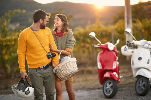 Homem e mulher em viagem romântica em scooter ao pôr do sol — Fotografia de Stock