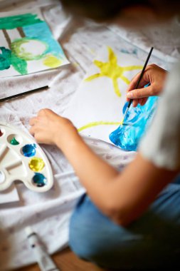 Boya ile kız çizim