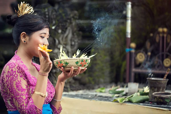 Vrouw biedt bloemen aan goden, Bali, Indonesië — Stockfoto