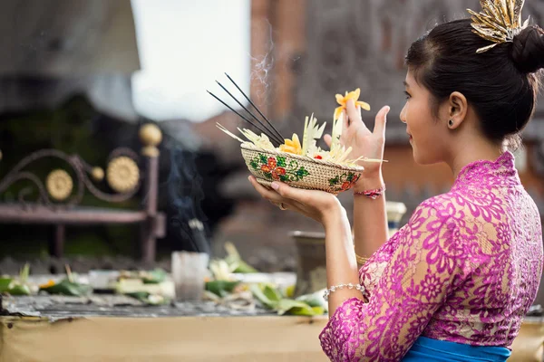 Balinese woman during praying — Stock Photo, Image