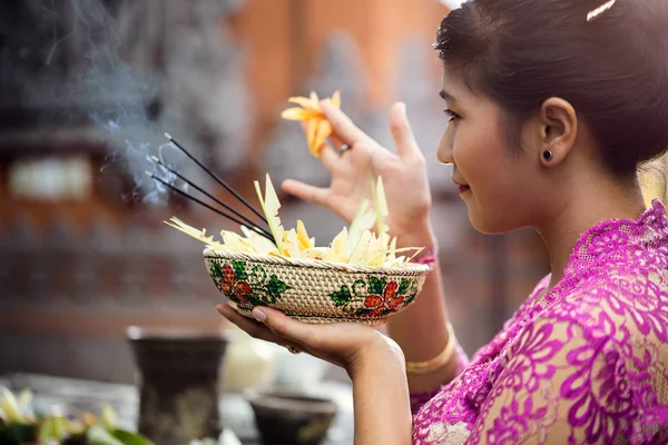 Woman offers flowers to gods — Stock Photo, Image