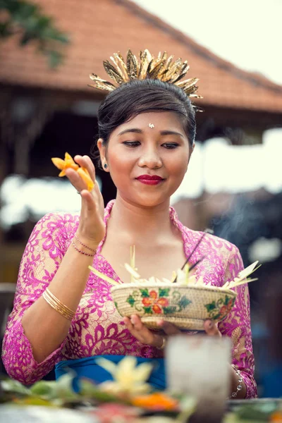 Portrait of Balinese woman praying — Stock Photo, Image