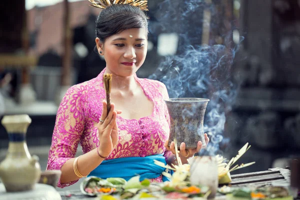 Traditional scene of Balinese women praying with offering for Go — Stock Photo, Image