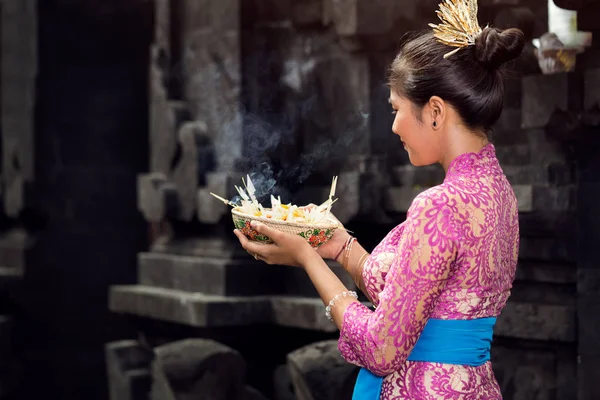 Balinese woman with gods offerings — Stock Photo, Image