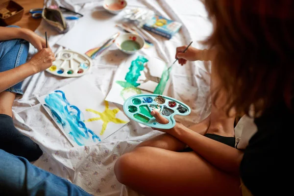 Personas pintando con temperas —  Fotos de Stock