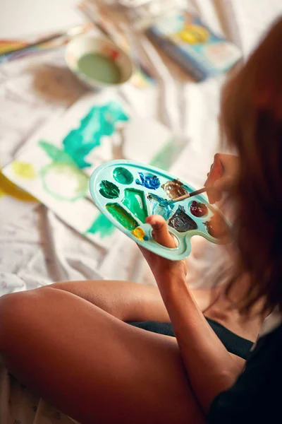 Pintura femenina con temperas — Foto de Stock