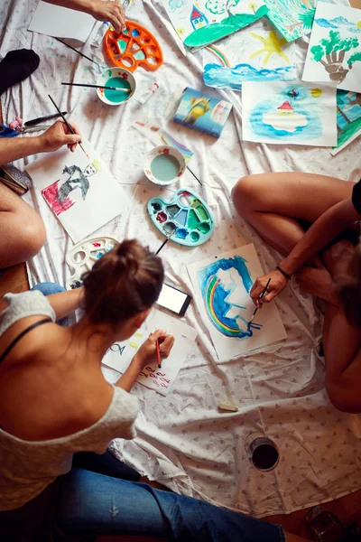 Grupo de jóvenes pintando — Foto de Stock
