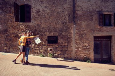 Yaz tatilinde seyahatin tadını çıkaran çift