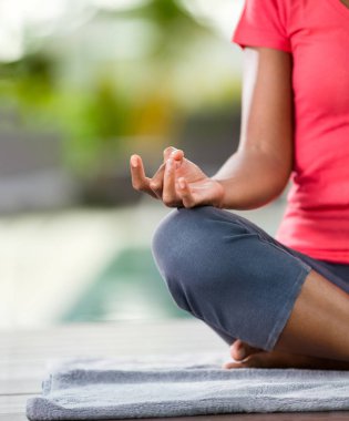 Yoga yapan meditasyon yapan kadın.