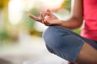 Meditasyon sırasında yoga pozisyonu
