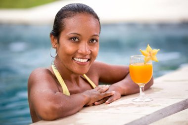 Havuzda kokteyl ile Pretty kız 