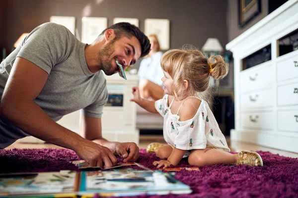 Enfant avec père s'amusant à la maison — Photo