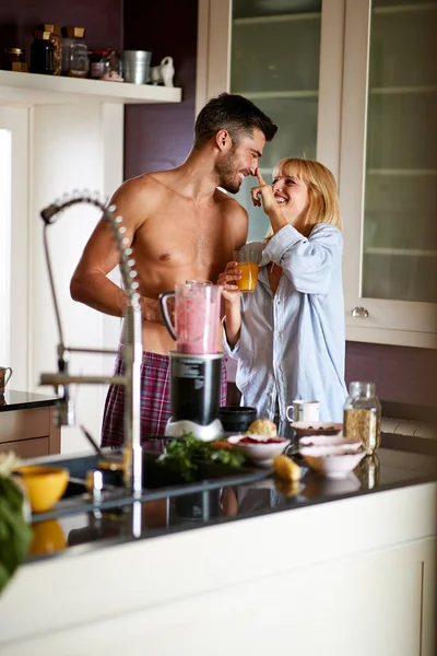 Giovane uomo e donna in cucina divertirsi — Foto Stock