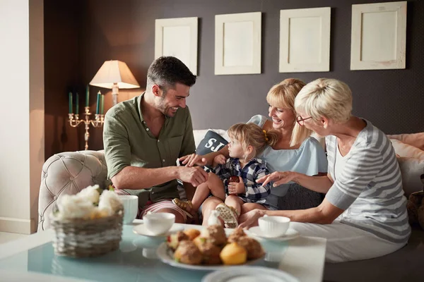 Familia feliz con niña visitando a la abuela — Foto de Stock