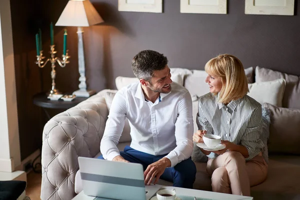 ビジネストークにおける男性と女性のパートナー — ストック写真