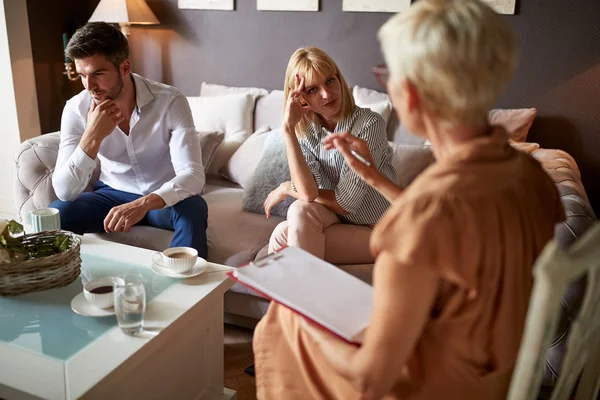 Uomo e donna in consulenza psicologica — Foto Stock