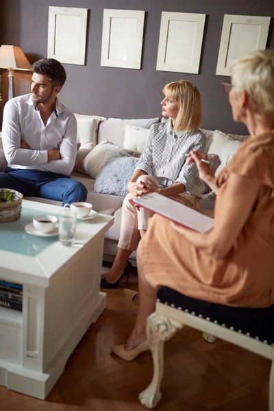 Couple having unpleasant discussion at psychologist — Stock Photo, Image