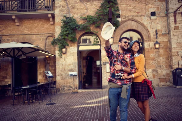 Travel tourists man and woman while enjoying in vacation — Stock Photo, Image