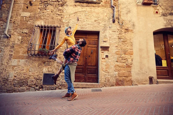 Tatillerde erkek ve kadın gülüyor ve tatilde eğleniyorlar.. — Stok fotoğraf