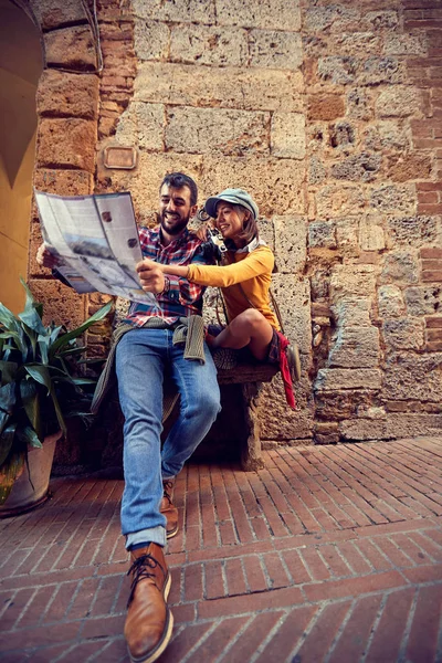 Women and men in love traveling together — Stock Photo, Image