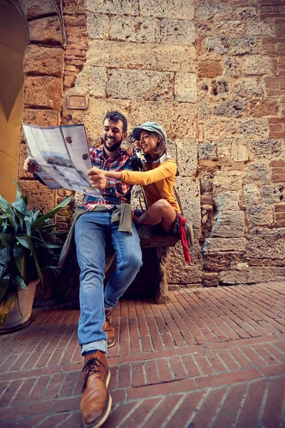 Ženy a muži s láskou cestují společně — Stock fotografie