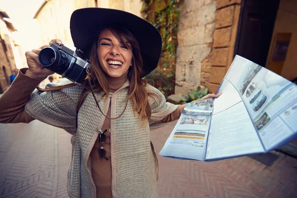 Turist flicka med karta på semestern — Stockfoto