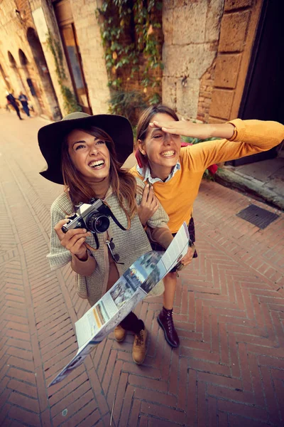 Two girls travel together on vacation — Stock Photo, Image