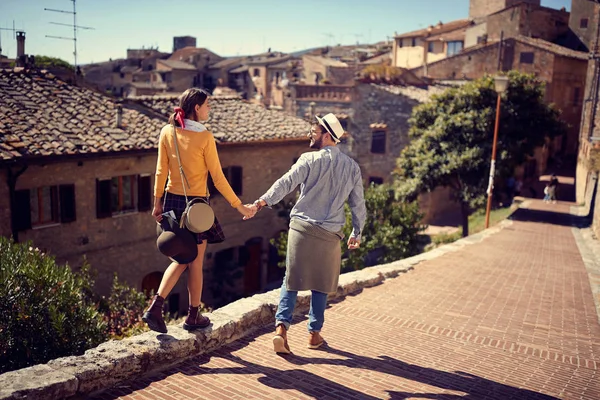 İtalya'da Toscana ziyaret eden turistler çift — Stok fotoğraf