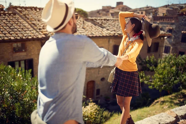 토스카나를 방문하는 이탈리아에서 관광객 남자와 여자 — 스톡 사진