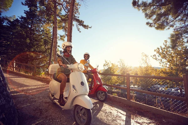 Mulher e homem viajando em scooter e se divertindo em férias — Fotografia de Stock