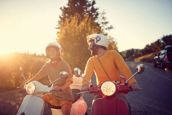 Casal feliz em scooter apreciando viagem de carro — Fotografia de Stock