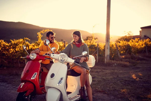Romantisches Paar fährt auf einem Motorroller und genießt Roadtrip — Stockfoto