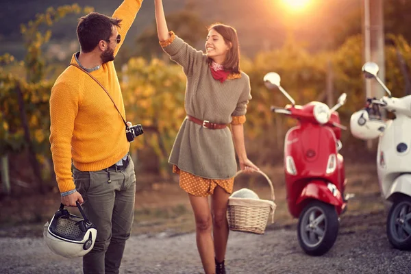 Coppia godendo in viaggio romantico su strada in vacanza — Foto Stock