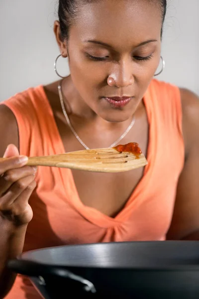 Jovem indonésia mulher testando a comida — Fotografia de Stock