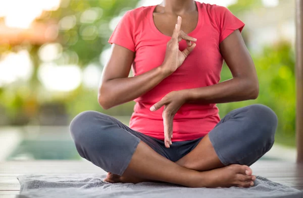 Genç kadın Yoga egzersiz açık — Stok fotoğraf