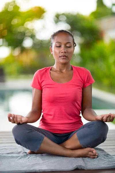 Konzentrierte Frau mit geschlossenen Augen beim Yoga — Stockfoto