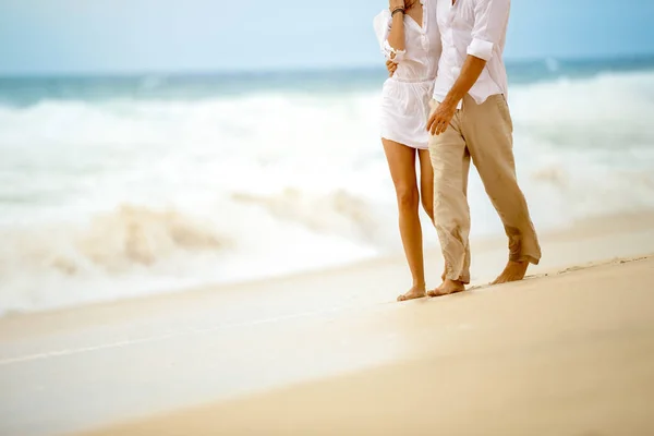 Casal caminhando na praia de areia — Fotografia de Stock