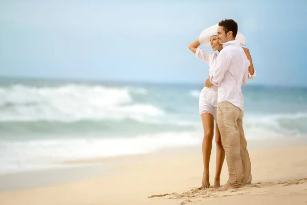 Романтическая пара на песчаном пляже — стоковое фото