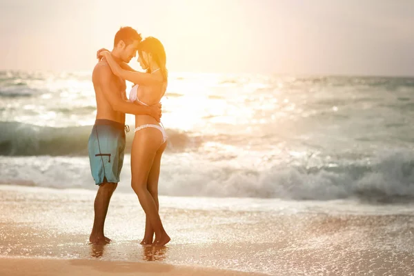 Romantiska par på stranden — Stockfoto