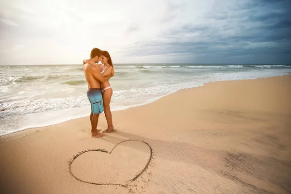 Zomer liefde op het strand — Stockfoto