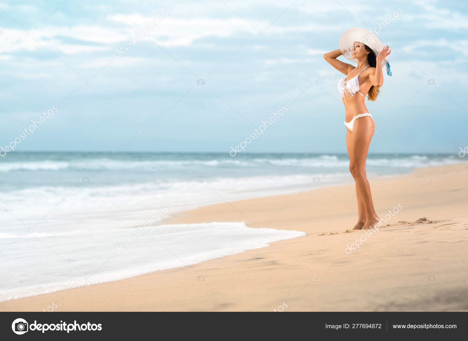 Sexy woman in bikini — Stock