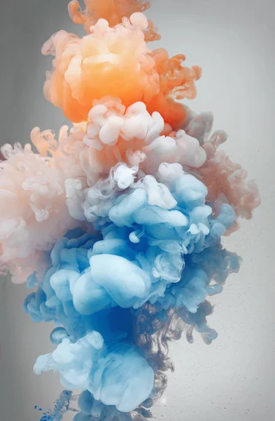 Mooie kleurenmix in water, oranje en blauw — Stockfoto