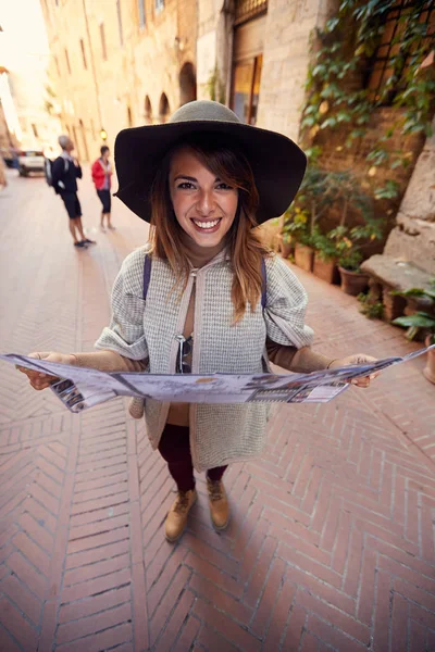 Turister flicka med karta i semester. — Stockfoto