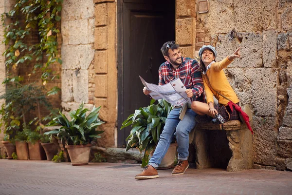 Pareja con mapa y cámara fotográfica en el viaje — Foto de Stock