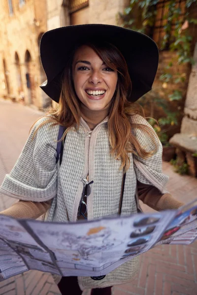 Tourists girl with map on the journey. — Stock Photo, Image