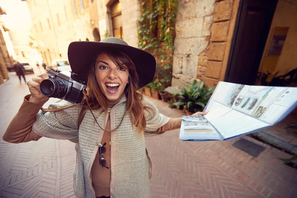 Tourists woman with map in the vacation. — Stock Photo, Image