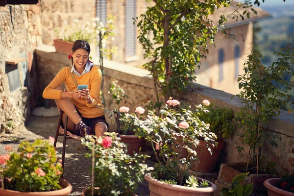 Mujer leyendo mensaje de texto en viaje — Foto de Stock