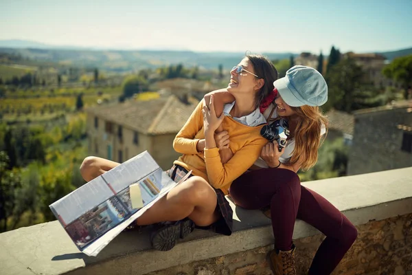 Arkadaşlar kızlar birlikte tatil zaman zevk — Stok fotoğraf