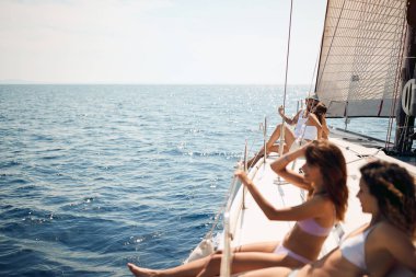 Cruise tatili. İnsanlar bir teknede bir yaz günü zevk